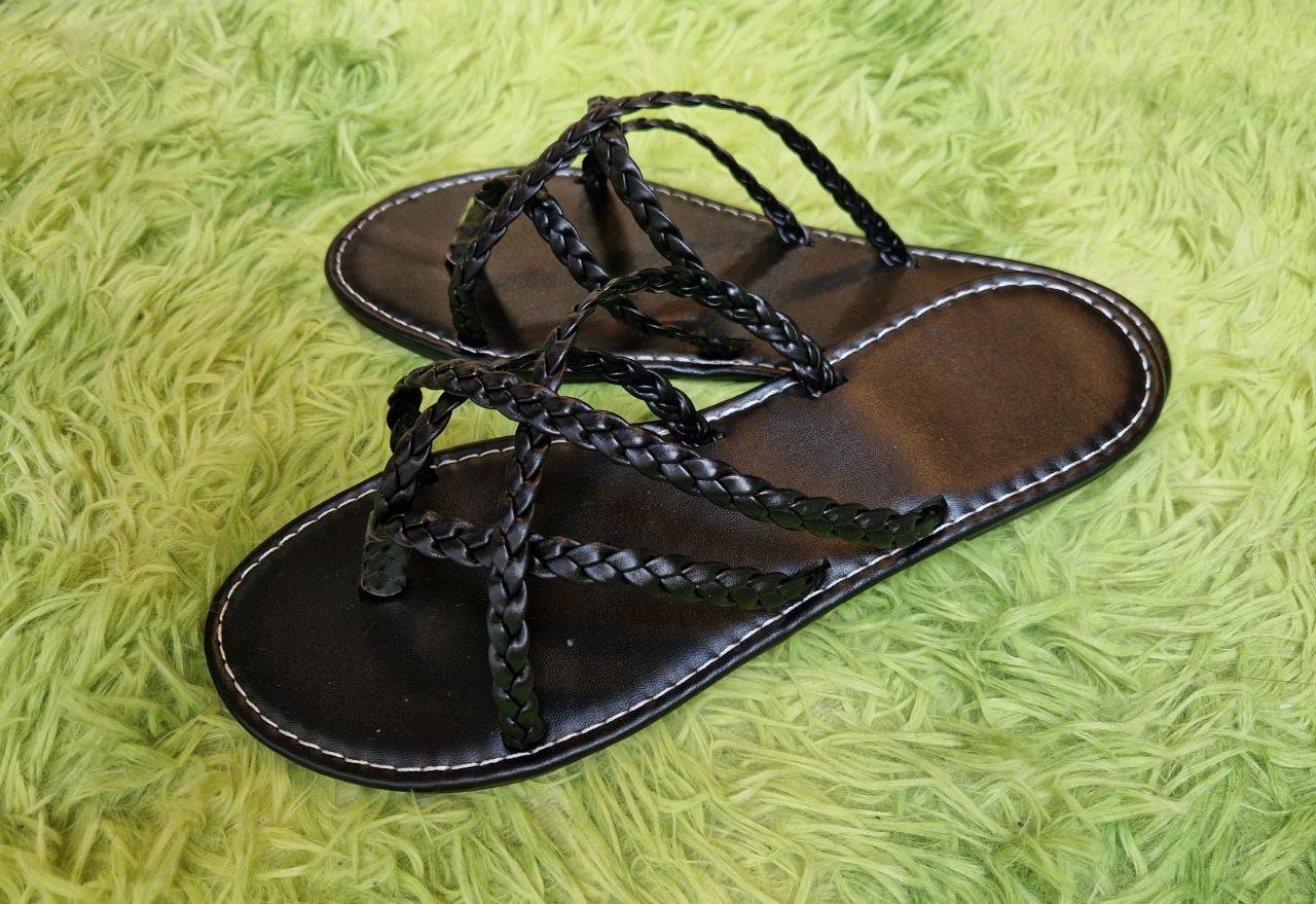 Schwarze römische Sandalen, Flip-Flops.  Größe 39.  