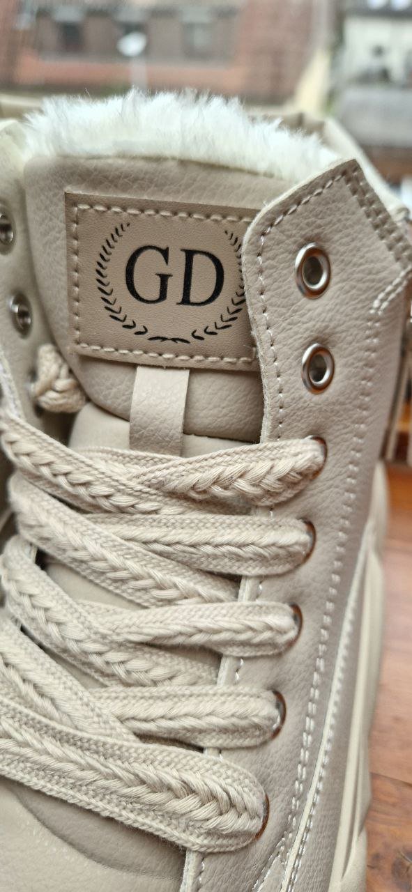 Schöne warme Stiefelette. Farbe - Beige. Größe 39. 