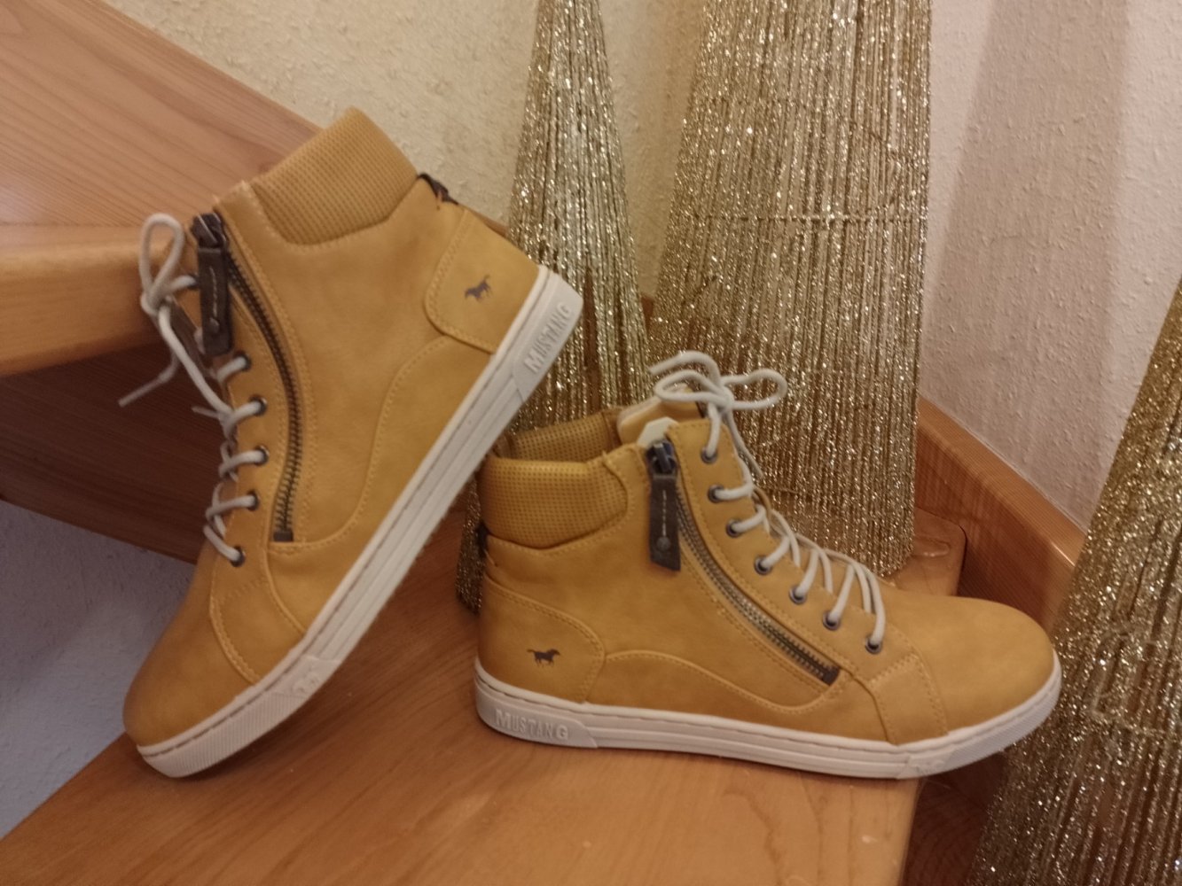 Mustang. Neu. Schöne warme Stiefeletten . Größe 38