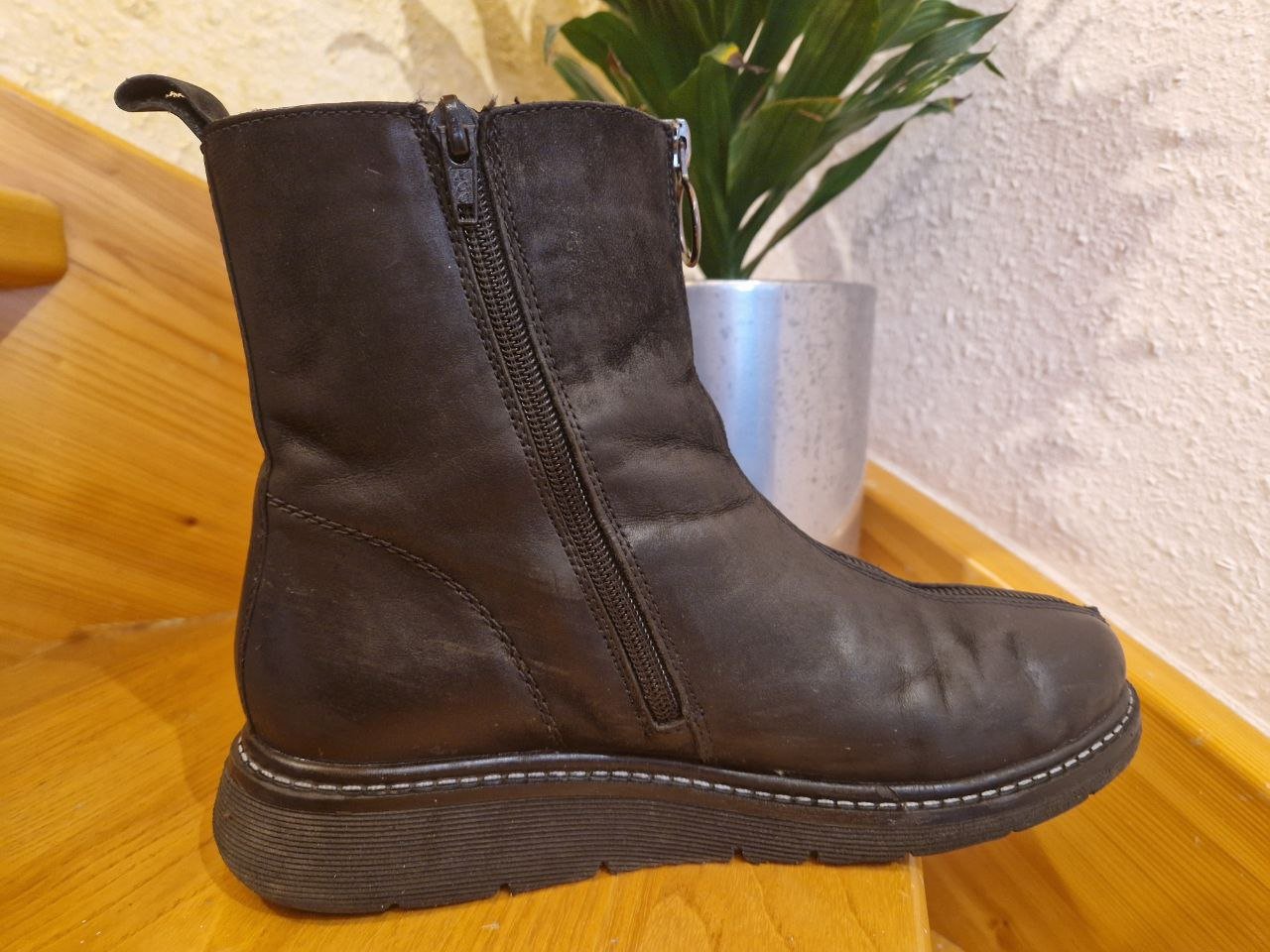 Remonte. Rieker.   Schöne schwarze warme Lederstiefel.  Größe 39.