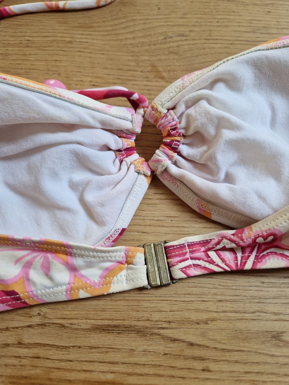 Schöner Badeanzug - Bikini. Größe M. Gewaschen. Ordentlich gepflegter Zustand. Es gibt keine Garantie und Rückerstattung.