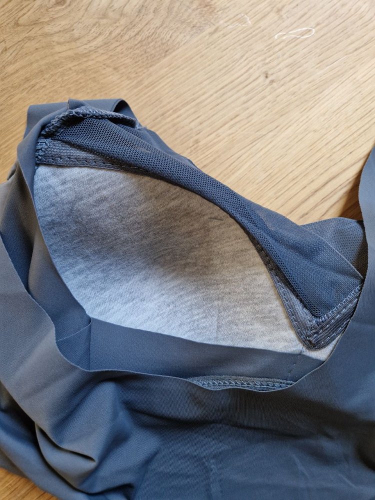 Neu. Atmungsaktiv Sport -Fitness - BH, Dessous. Farbe - grau. Größe M. Es gibt keine Garantie und Rückerstattung