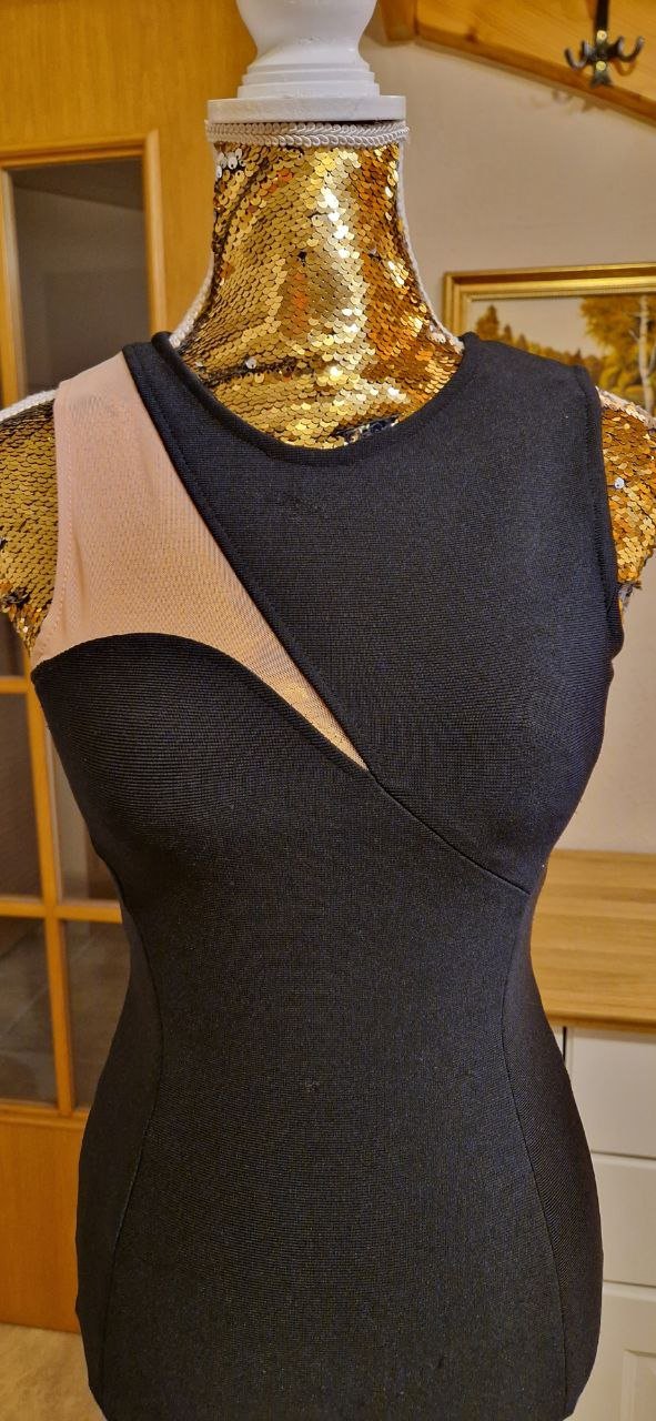 Schönes schwarzes Gestricktes Kleid, Partykleid. Größe XS