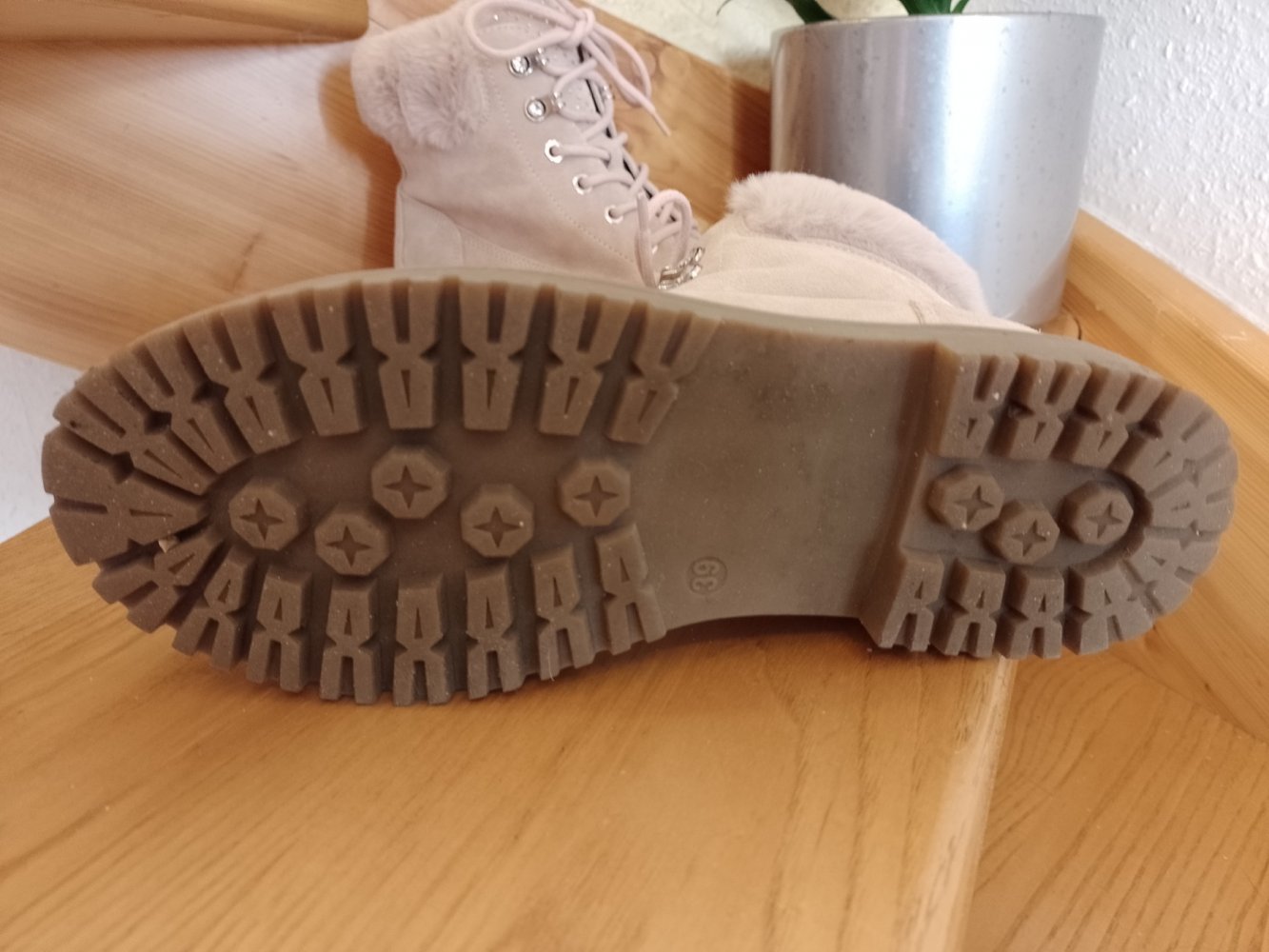 Neu. Schöne warme Stiefelette . Wildleder. Deichmann Größe 39.