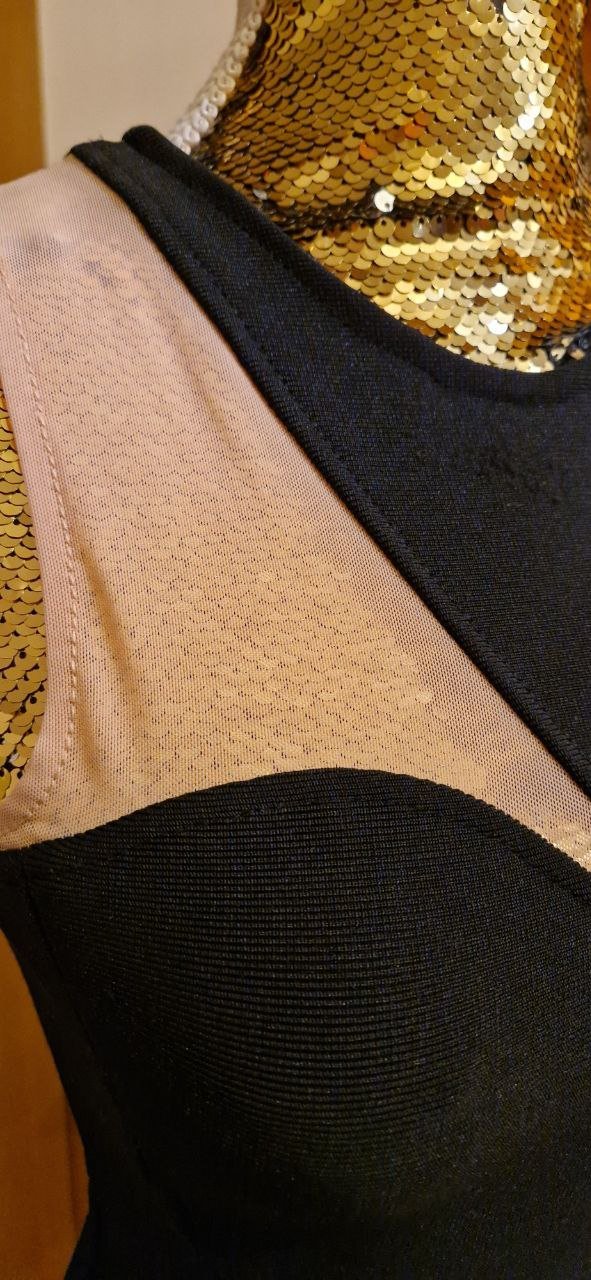 Schönes schwarzes Gestricktes Kleid, Partykleid. Größe XS