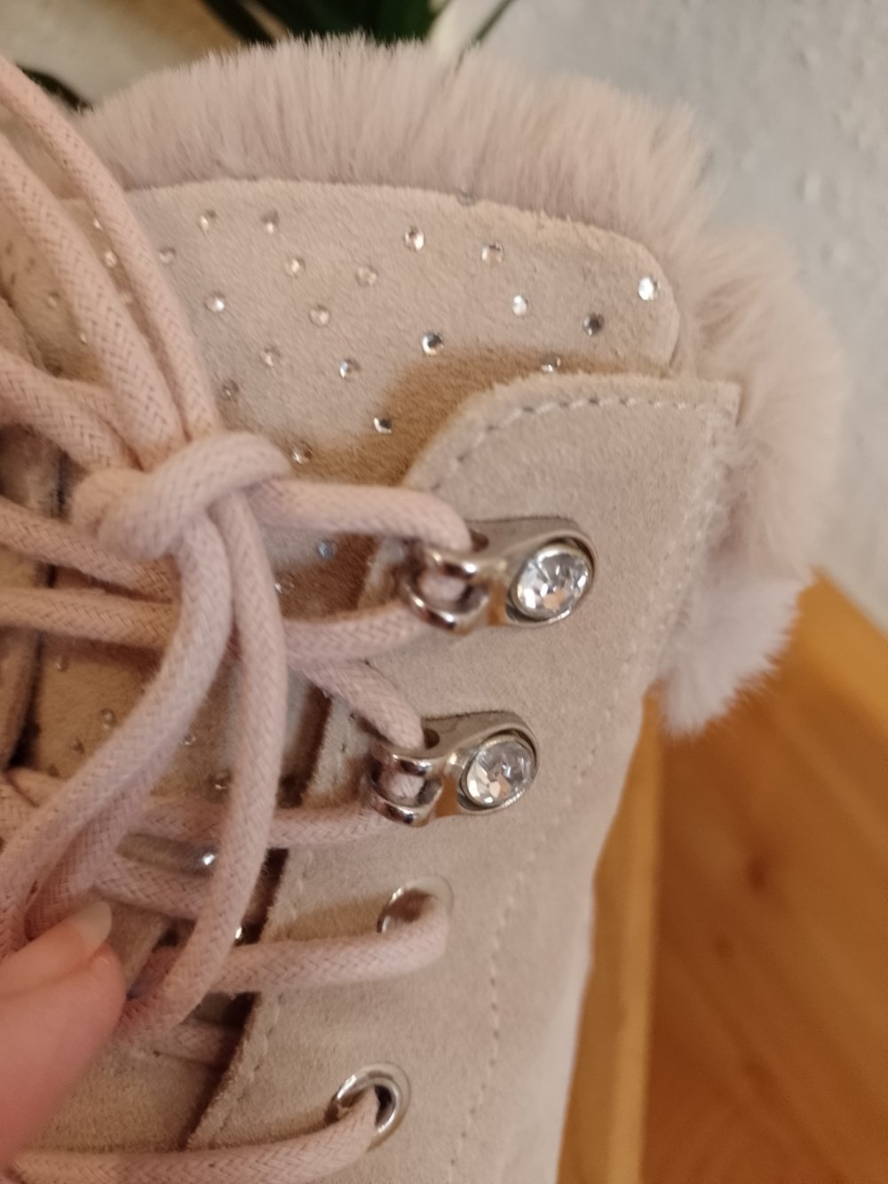 Neu. Schöne warme Stiefelette . Wildleder. Deichmann Größe 39.
