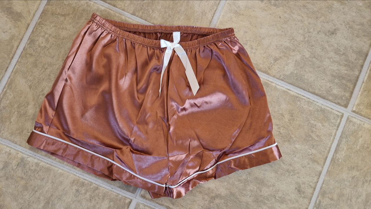 Wunderschöner Pyjama Set. Nachtwäsche.  Farbe - Teerose.  Größe XL . 