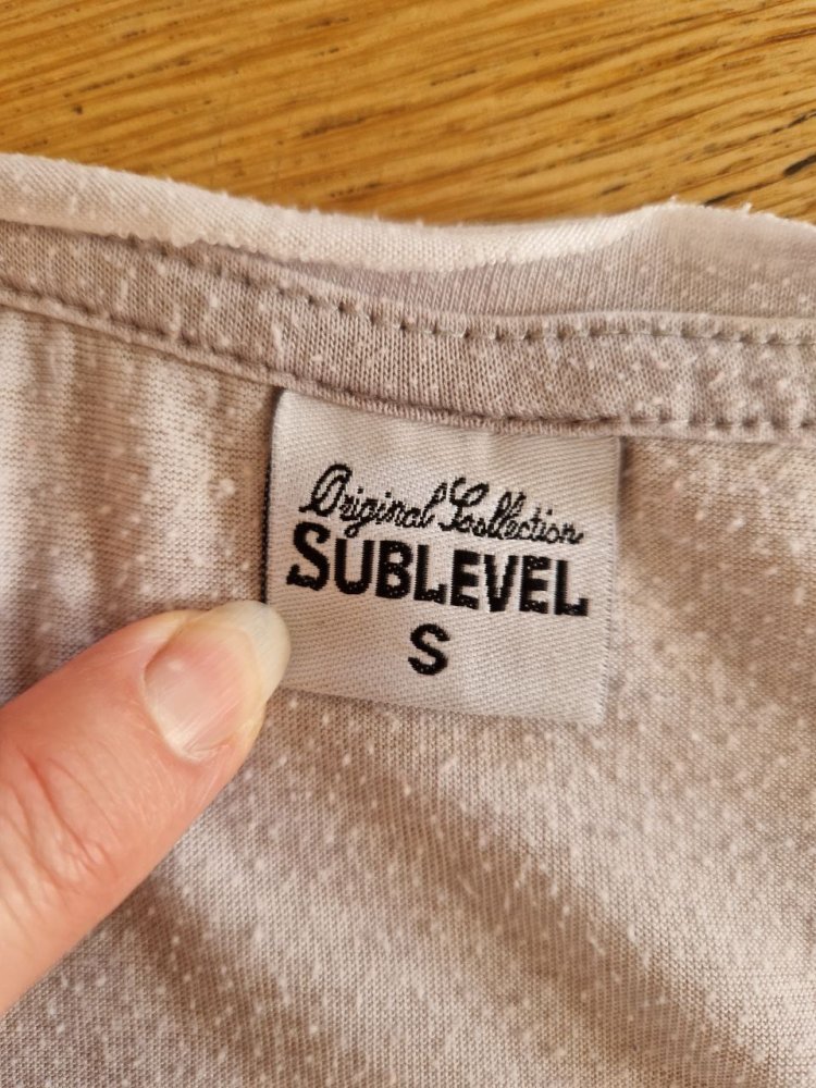 Sublevel.   T-Shirt.  Größe S.  Polyester. Auf dem Stoff sind Pillen. Gewaschen. Es gibt keine Garantie und Rückerstattung.