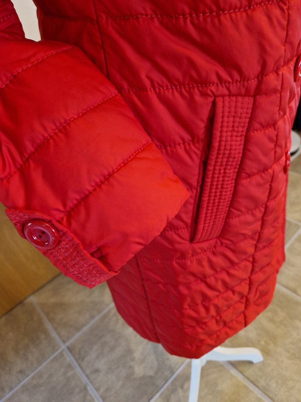 Wie neu. Maddis. Leichte rote Jacke, Mantel. Jacket & Coat.  Größe S.  