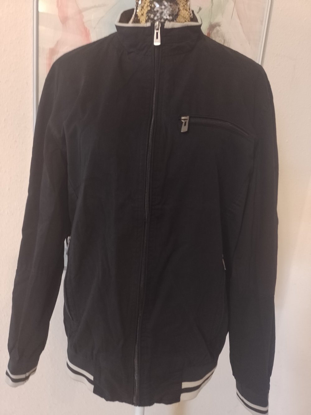 Neu. LZS. Praktische stilvolle schwarze Jacke