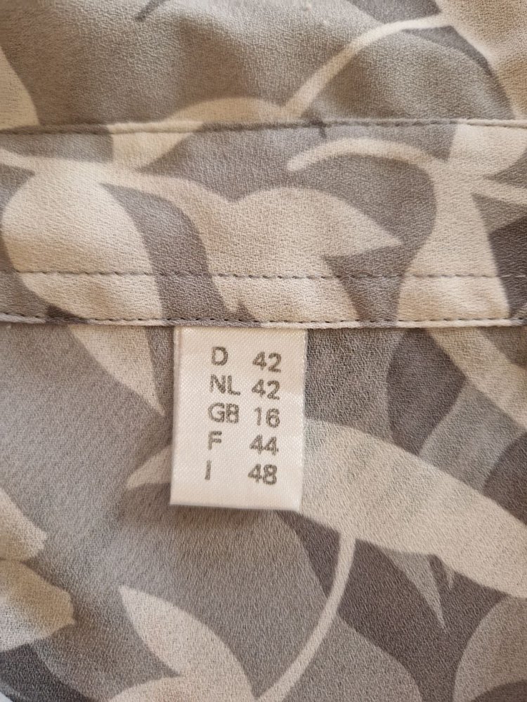 Bequeme graue Bluse. Größe 42.  Polyester.