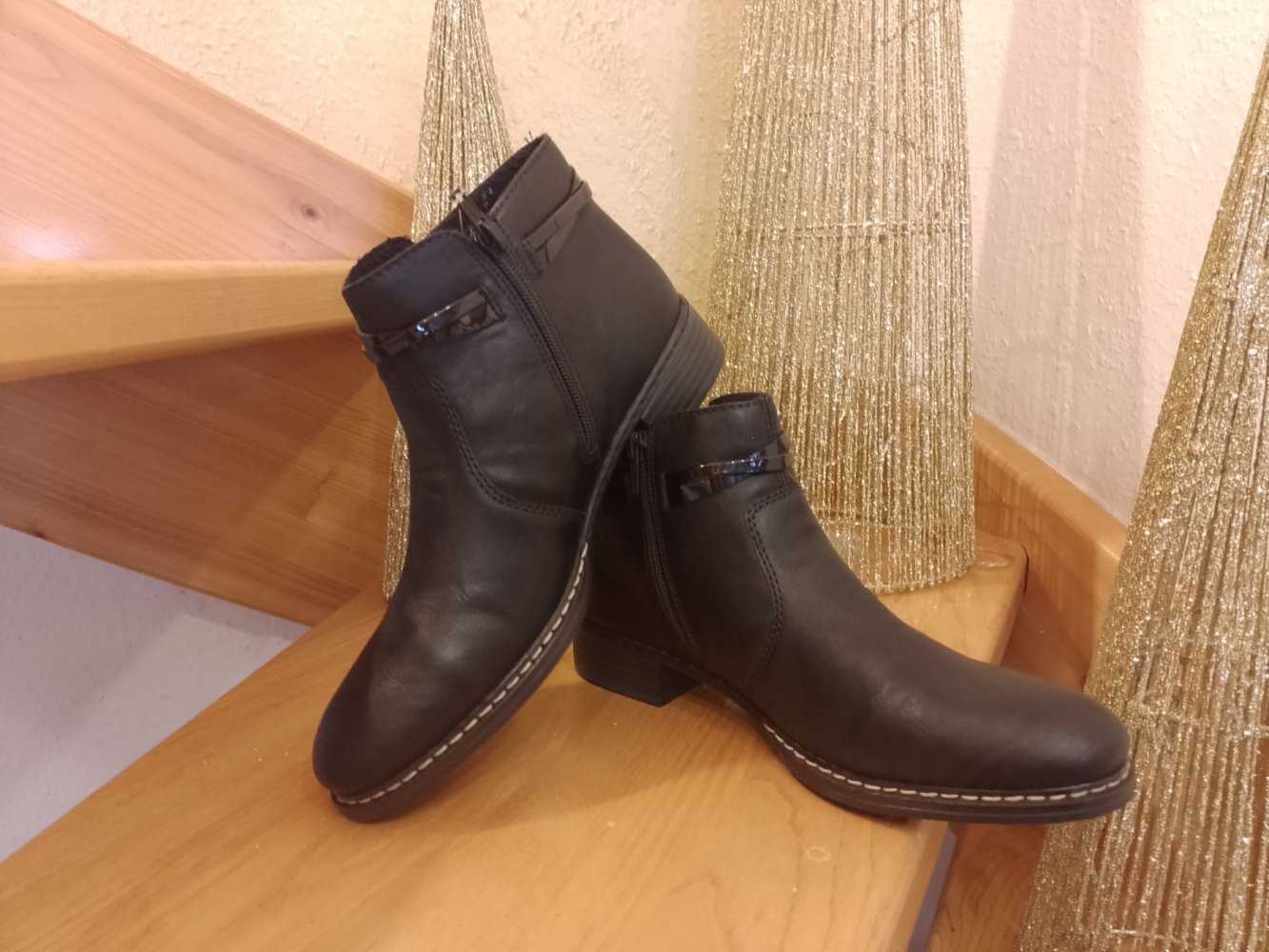 Rieker. Neu. Schöne warme schwarze Stiefeletten. Größe 39