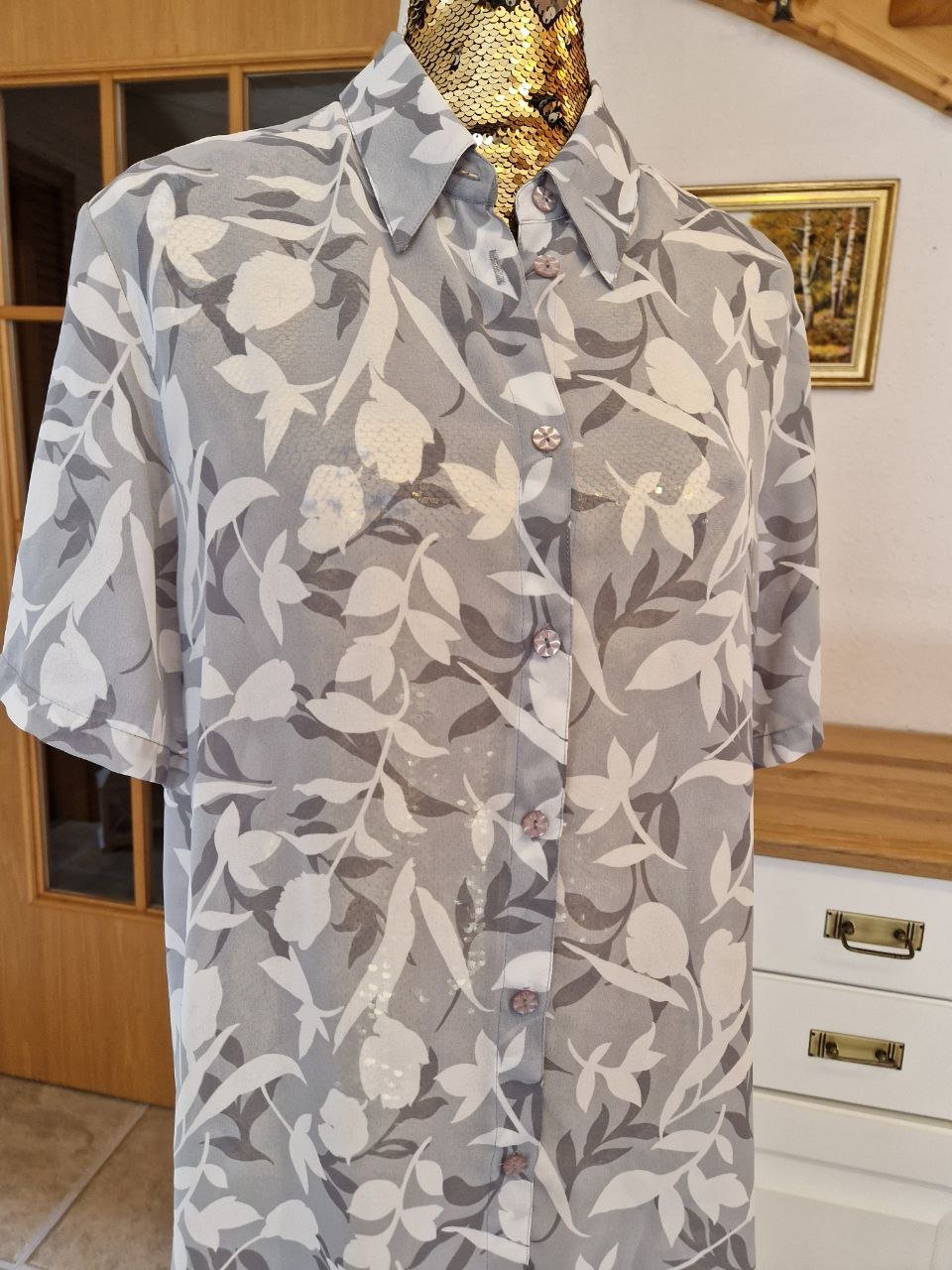 Bequeme graue Bluse. Größe 42.  Polyester.