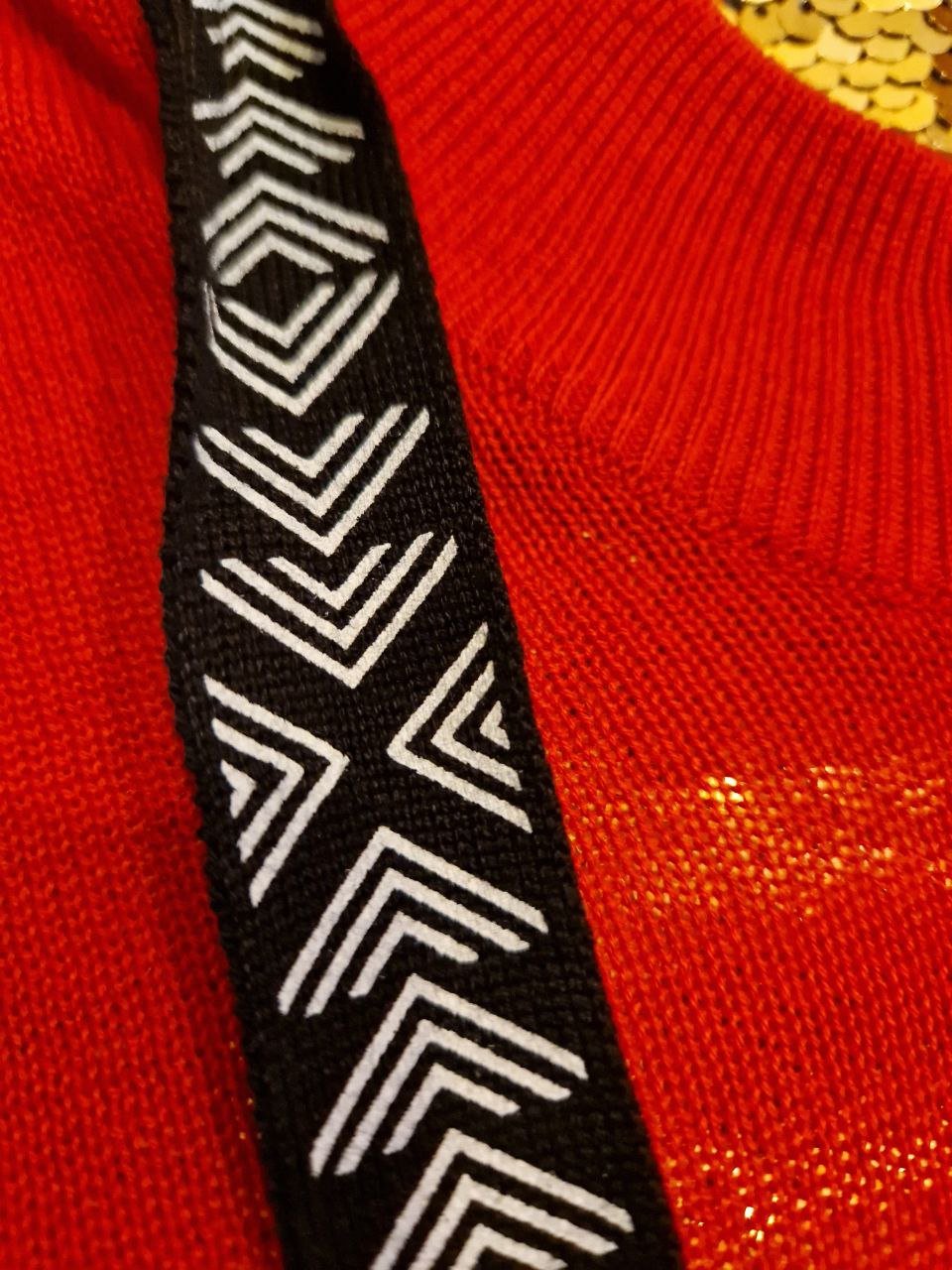 Divided.   Schöner kurzer Pullover, Kapuzenpullover, Sweatshirt.  