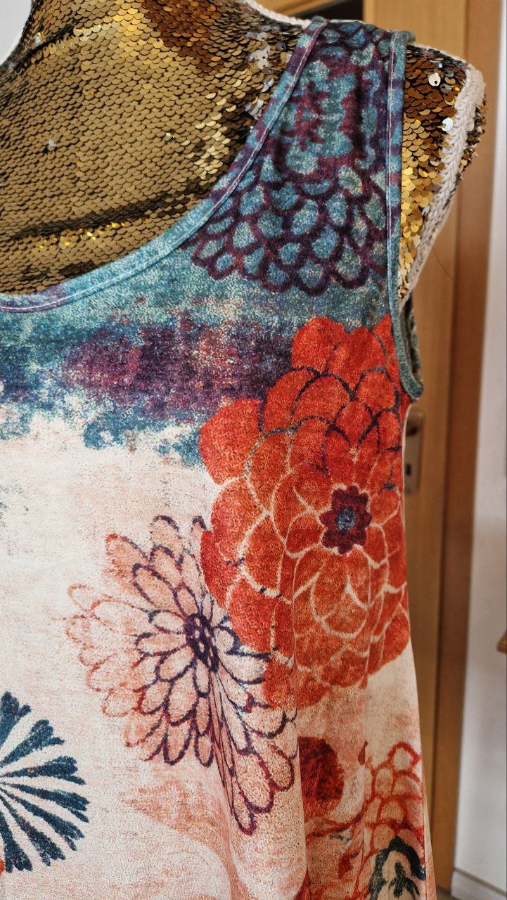 Schönes Sommerkleid. Große M. Abstand von Achsel zu Achsel 48 cm.  Polyester + Elstan. Länge 89 cm. Es gibt keine Rückgabe oder Umtausch. 