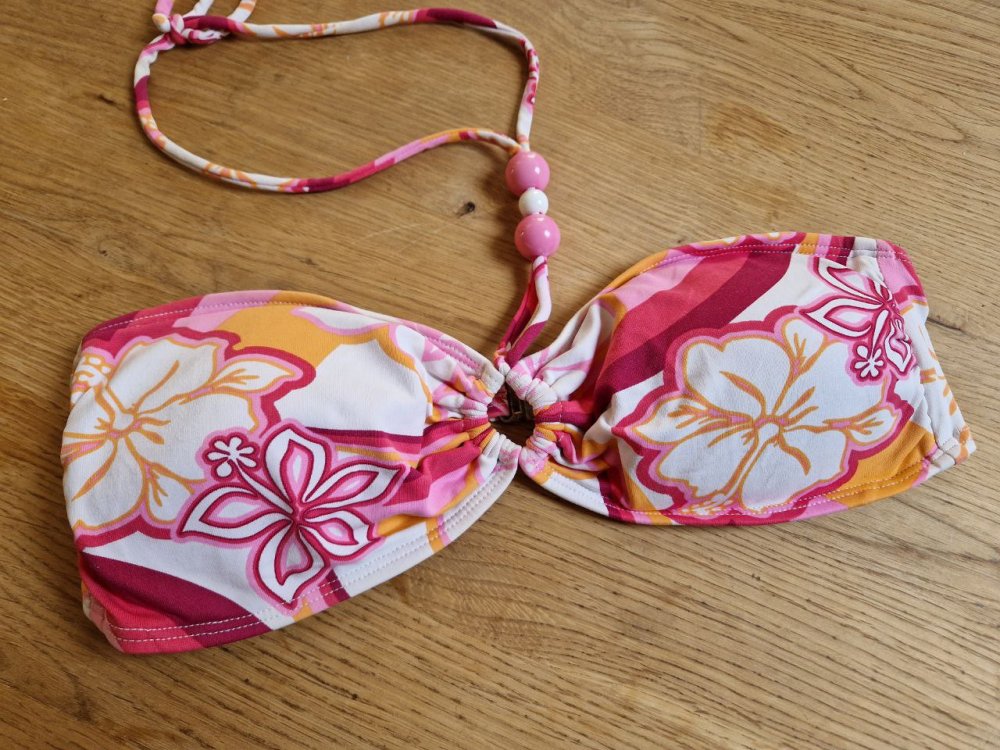 Schöner Badeanzug - Bikini. Größe M. Gewaschen. Ordentlich gepflegter Zustand. Es gibt keine Garantie und Rückerstattung.
