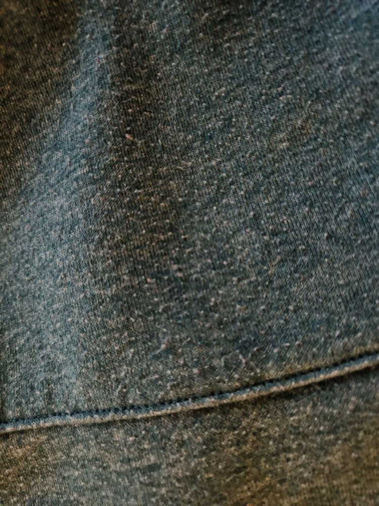 Fisch one.  Stylischer Pullover mit Kapuze.  Größe XS.
