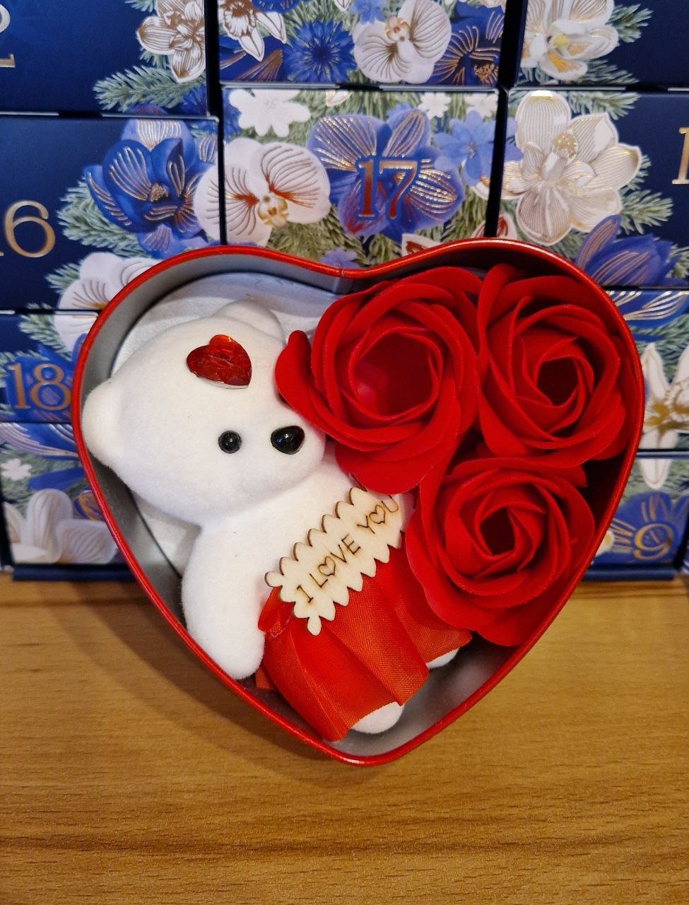Rosen Seifenblume Geschenkbox mit einem kleinen Plüschtier . Geschenk für Valentinstag