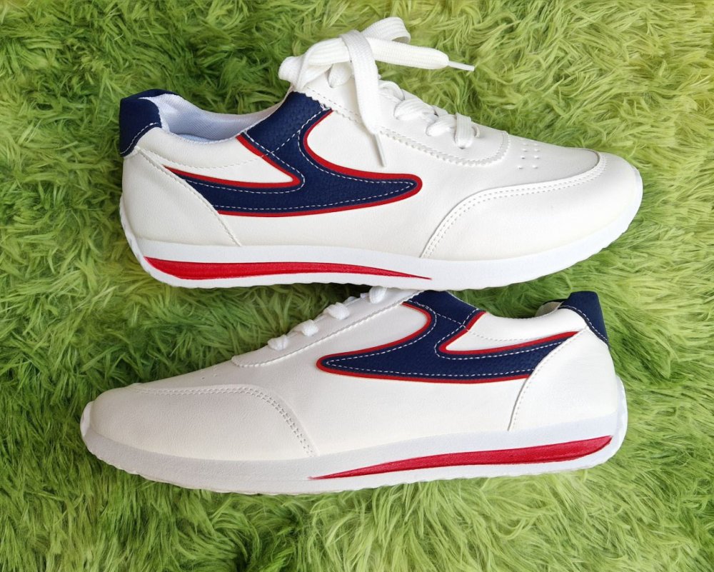 Stylische Sneaker, Sportschuhe, Schnürschuhe.  Größe EU 39. Kunstleder. Modisch und praktisch. Es gibt keine Rückgabe oder Umtausch.