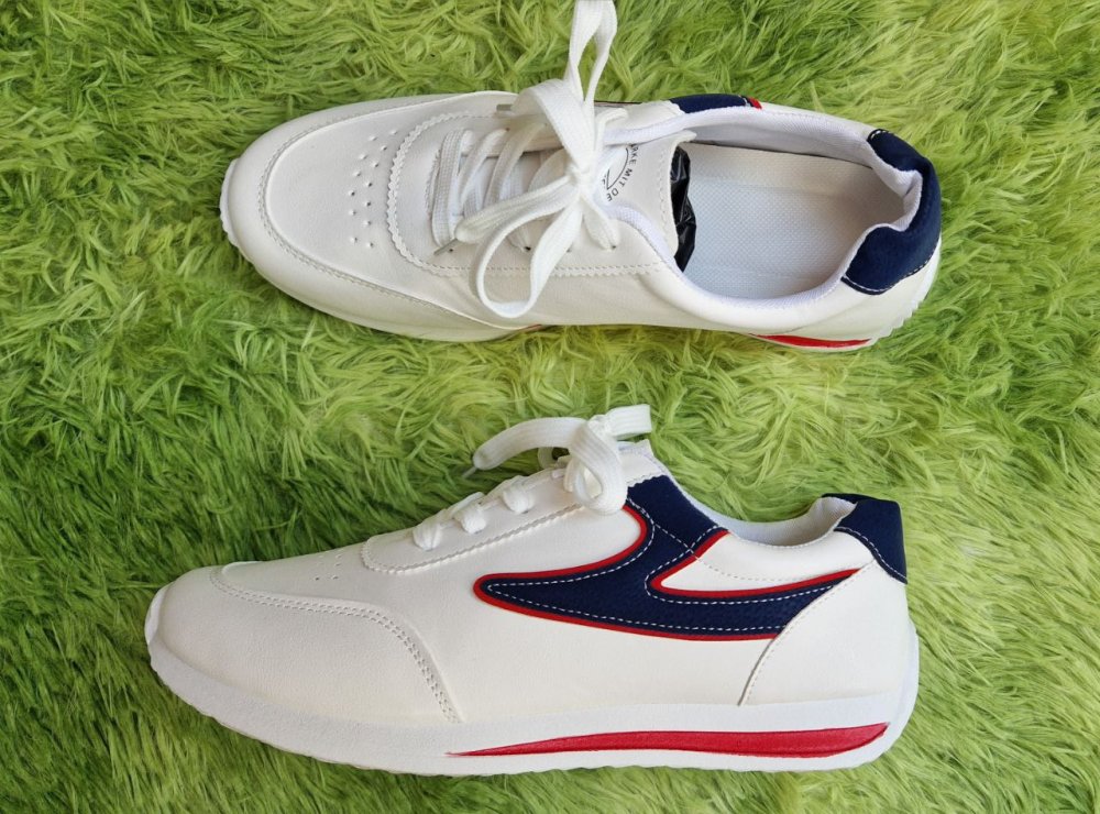 Stylische Sneaker, Sportschuhe, Schnürschuhe.  Größe EU 39. Kunstleder. Modisch und praktisch. Es gibt keine Rückgabe oder Umtausch.