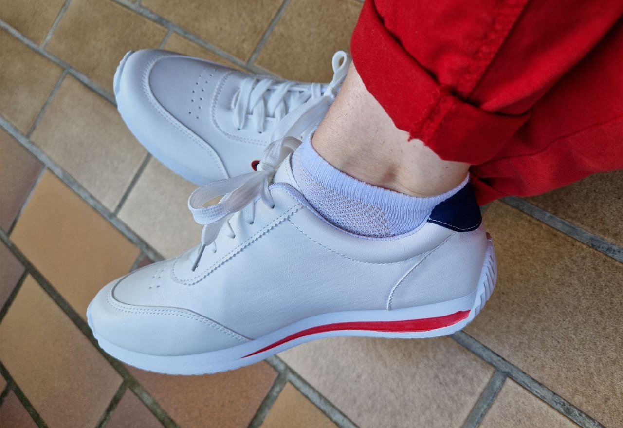 Stylische Sneaker, Sportschuhe, Schnürschuhe.  Größe EU 39. Kunstleder. Modisch und praktisch. Es gibt keine Rückgabe oder Umtausch.
