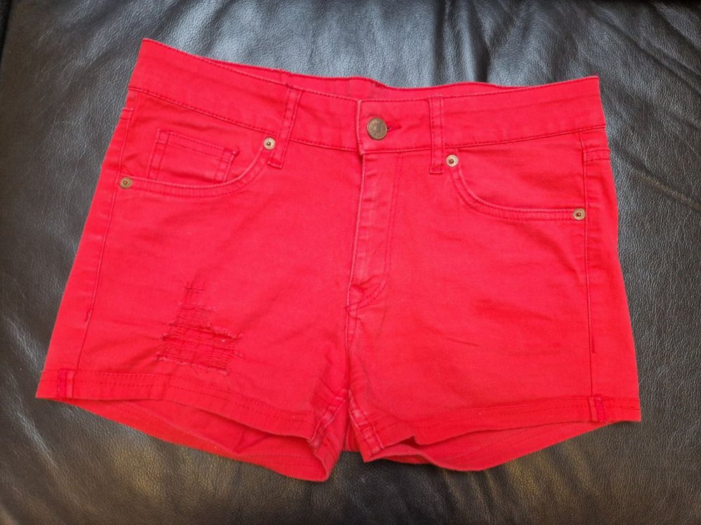 Divided.   Bequeme Shorts.   Größe 36-38.