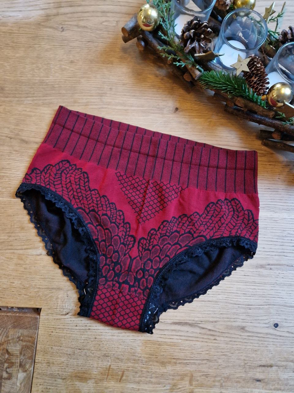 Wunderschönes bequemes rotes Höschen.  Größe L. 