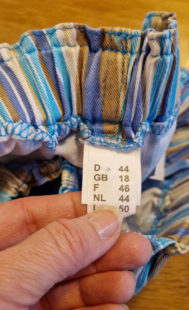 Damen Bequeme Shorts - Caprihose.  Baumwolle. Größe 44. 