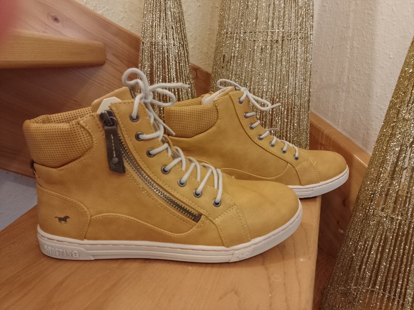 Mustang. Neu. Schöne warme Stiefeletten . Größe 38