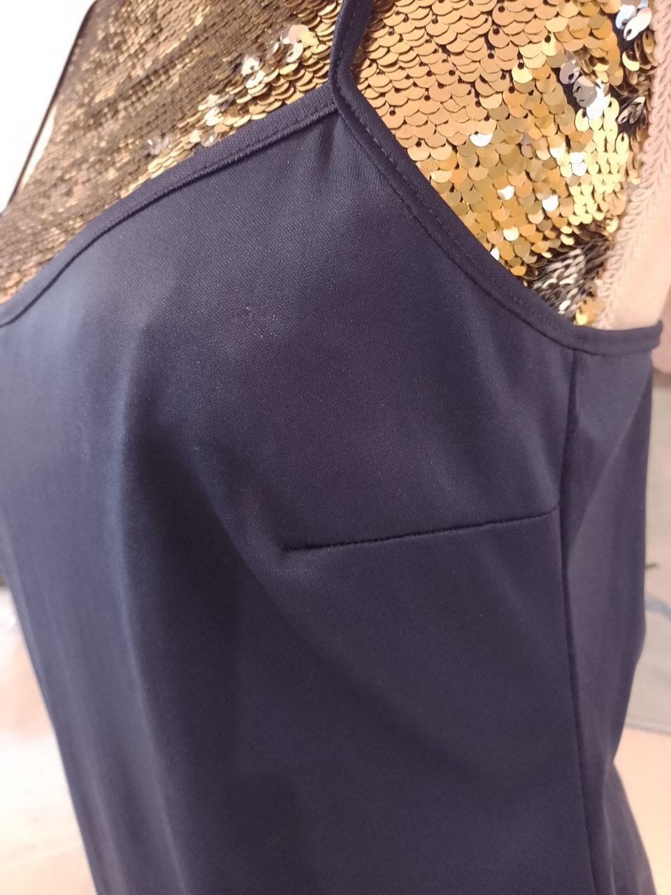 Top.  Polyester + Elastan.  Größe S-M. 
