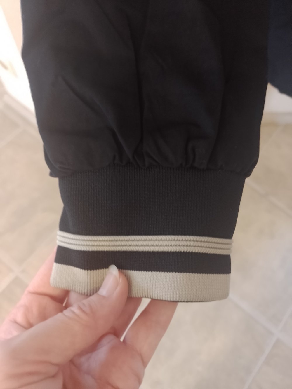 Neu. LZS. Praktische stilvolle schwarze Jacke