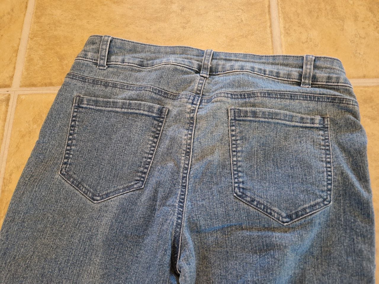 Nygard. Stylische blaue Caprihose, Jeans, Jeggins. Größe L ( 14 ). Baumwolle + Elastan. Taillenumfang 83-88 cm. Lange 85 cm. Hüftumfang 84 cm. Gewaschen. Ordentlich gepflegter Zustand. Es gibt keine Garantie und Rückerstattung.