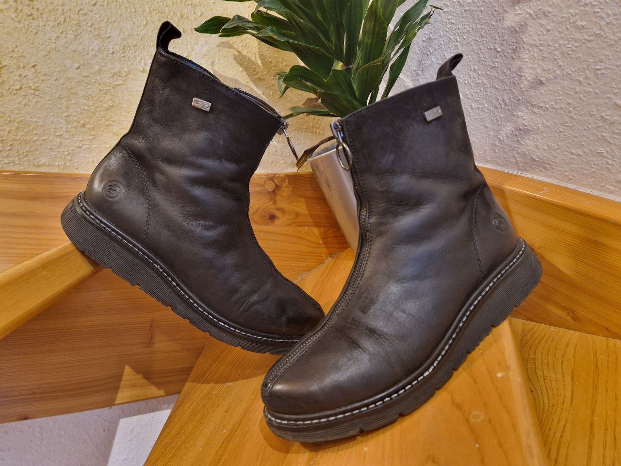 Remonte. Rieker.   Schöne schwarze warme Lederstiefel.  Größe 39.