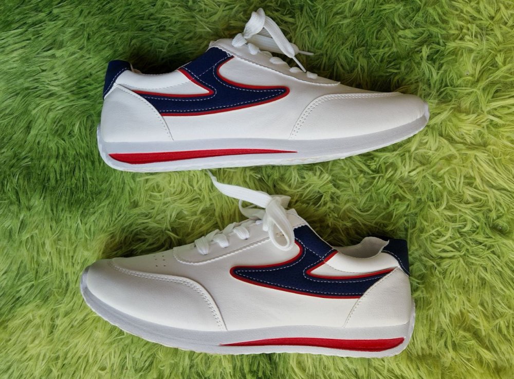 Stylische Sneaker, Sportschuhe, Schnürschuhe.  Größe EU 39. Kunstleder. Modisch und praktisch. Es gibt keine Rückgabe oder Umtausch.