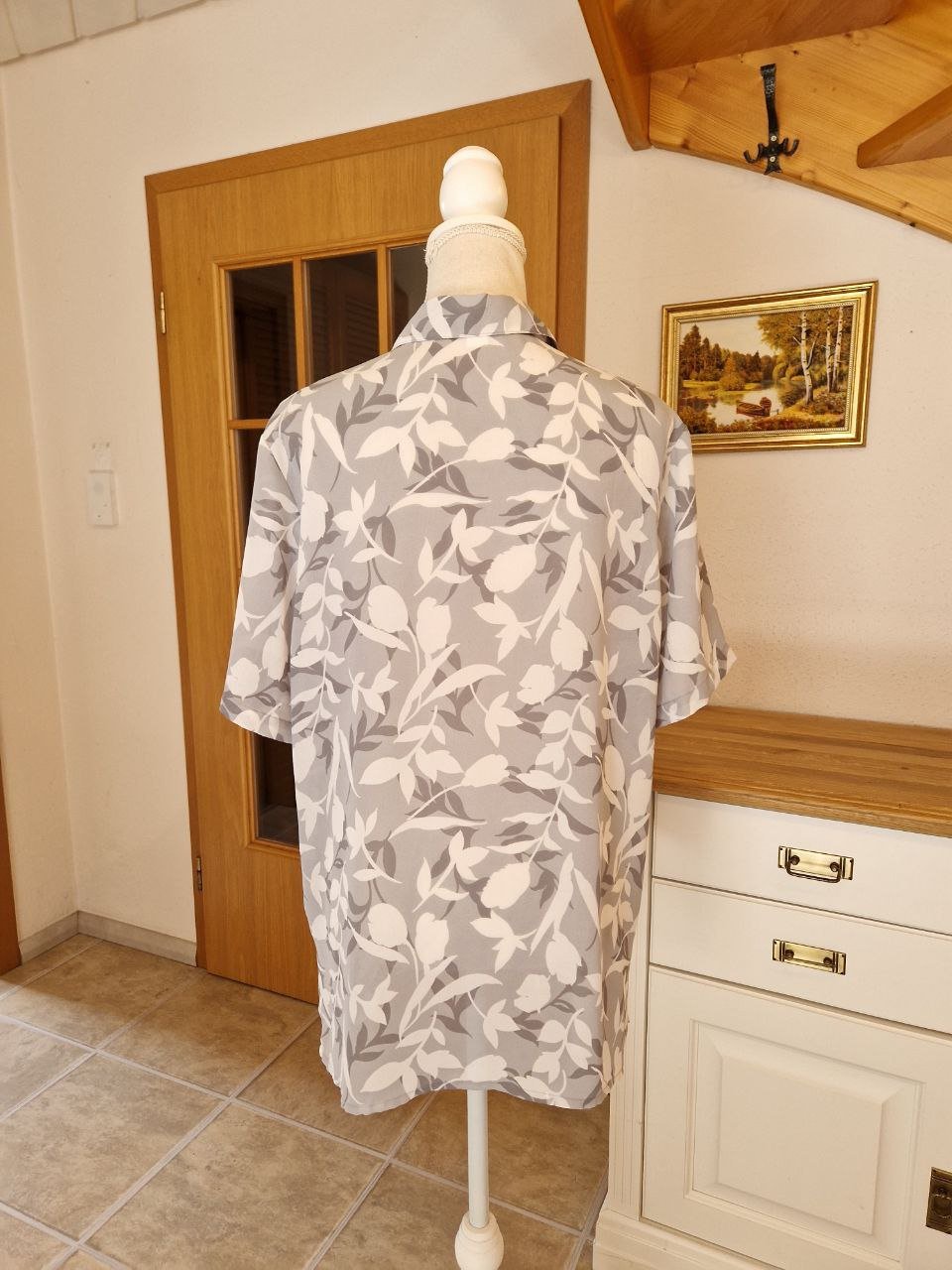 Bequeme graue Bluse. Größe 42.  Polyester.