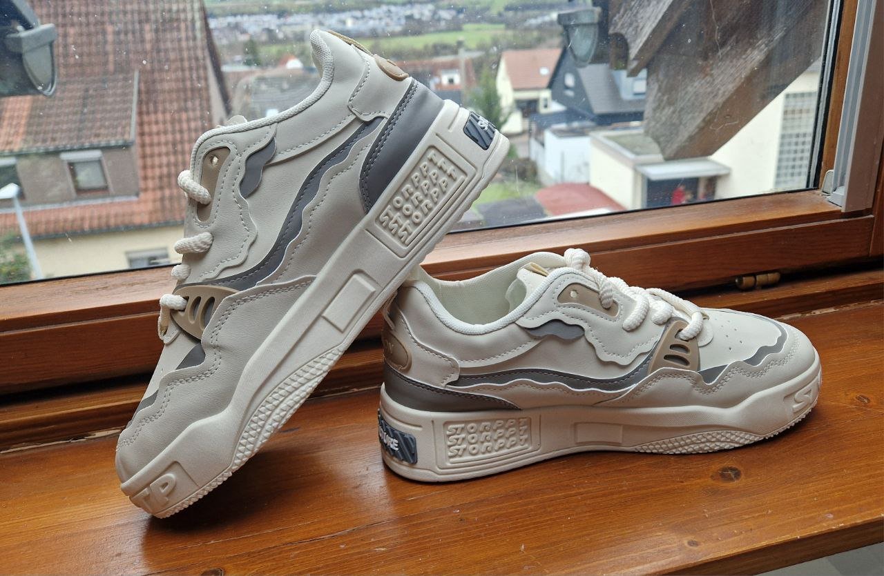 Herrensportschuhe , Halbschuhe, Schnürschuhe, Sneaker. Größe 40. 