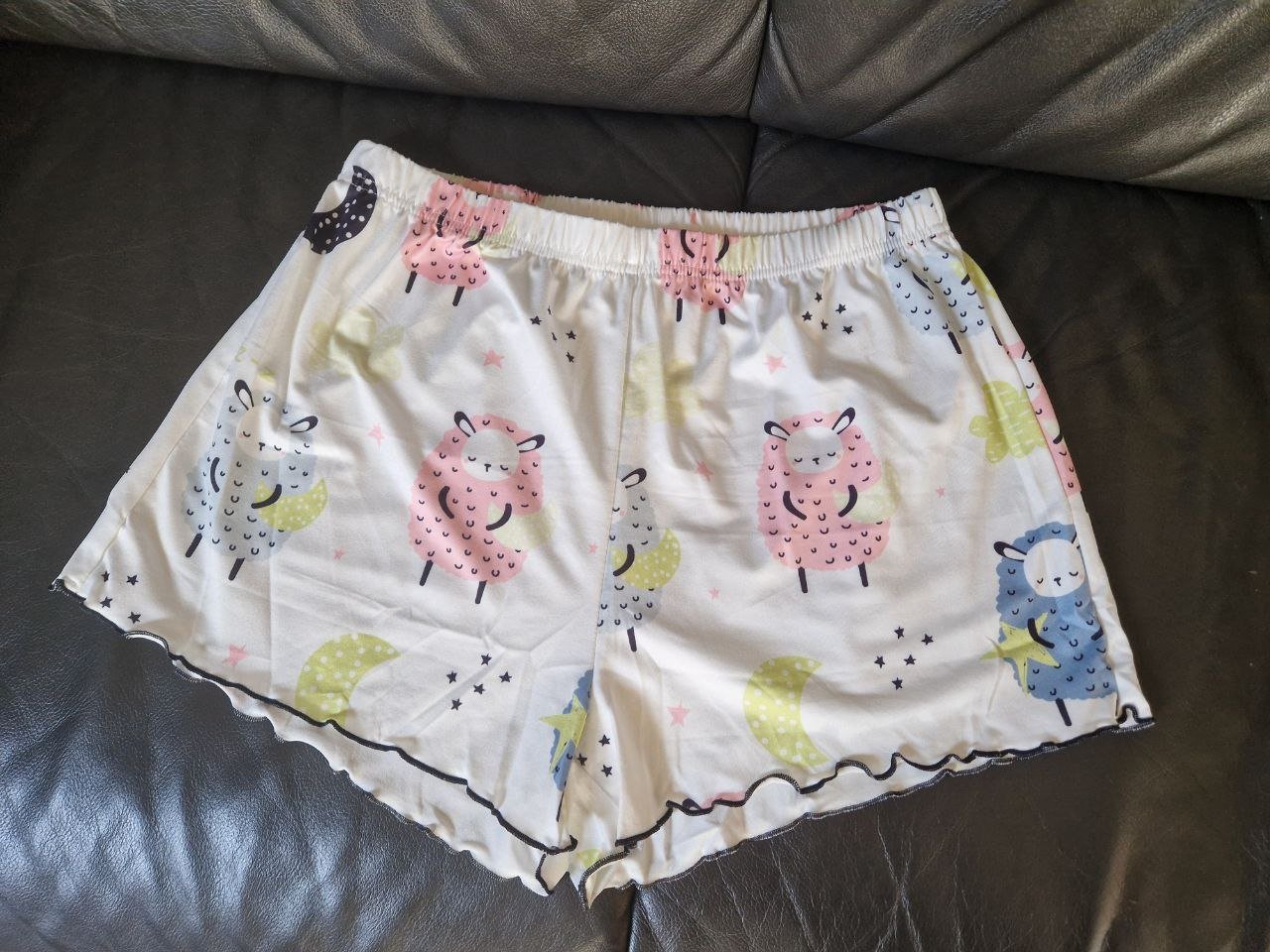 Neu. Niedliches Pyjama-Set, Nachtwäsche für Damen.  Größe L. Polyester + Elastane. 