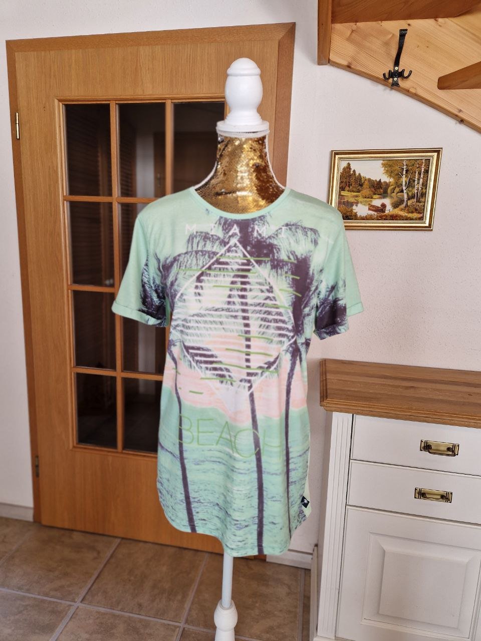 Manguun. Bequemes T-Shirt . Größe M.