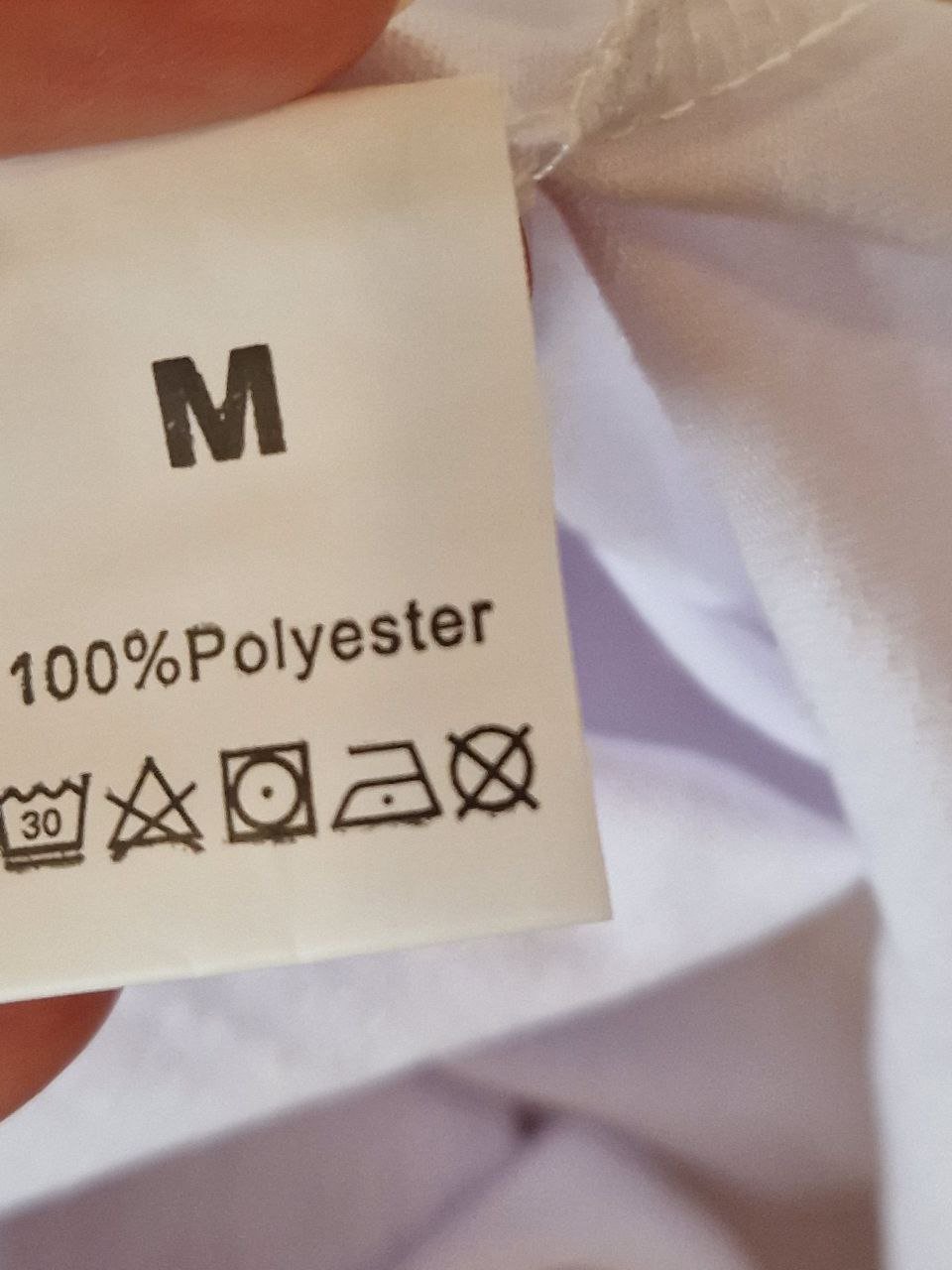 Bequemes weißes T-Shirt .  Größe M.  Polyester.