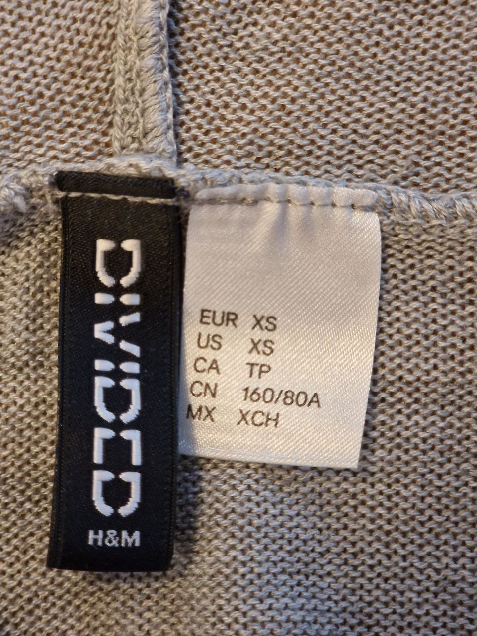 Wie neu. Divided. Schöner kurzer Pullover, Kapuzenpullover. 