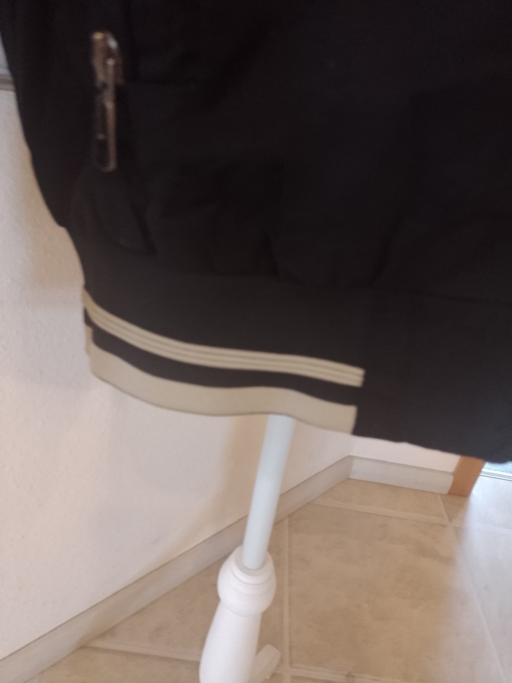 Neu. LZS. Praktische stilvolle schwarze Jacke