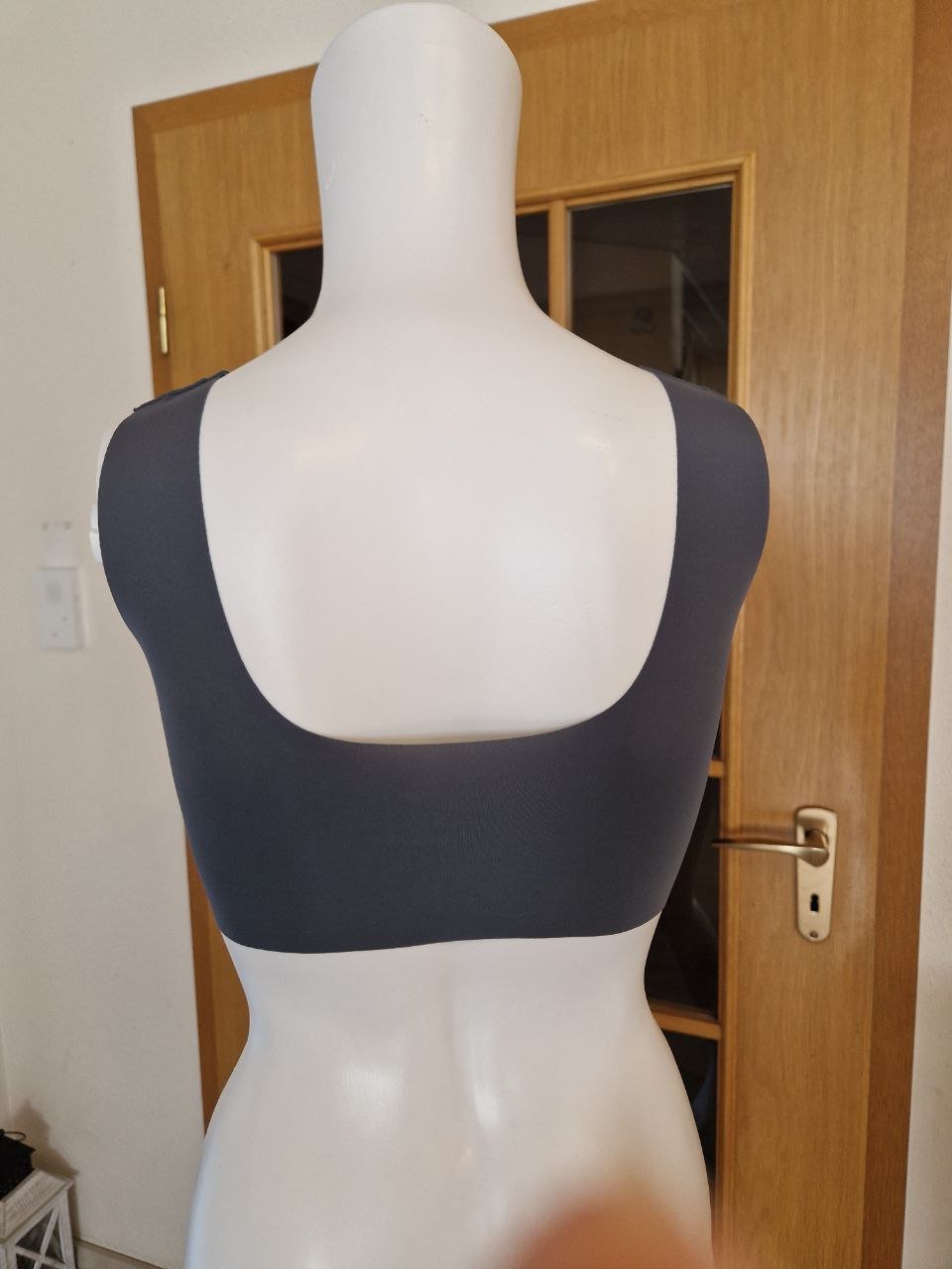 Neu. Atmungsaktiv Sport -Fitness - BH, Dessous. Farbe - grau. Größe M. Es gibt keine Garantie und Rückerstattung