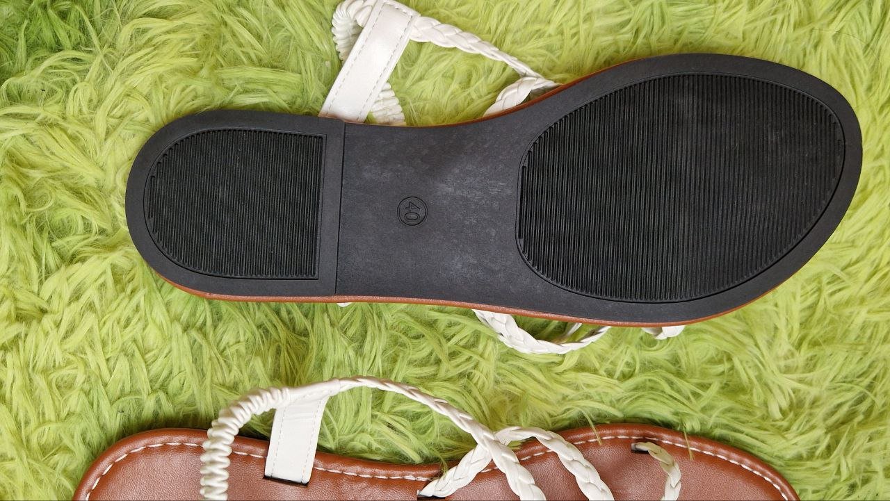 Leichte weiße römische Sandalen, Flip-Flops. Größe 40.