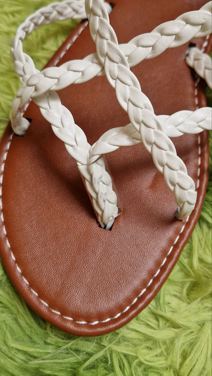 Leichte weiße römische Sandalen, Flip-Flops. Größe 40.