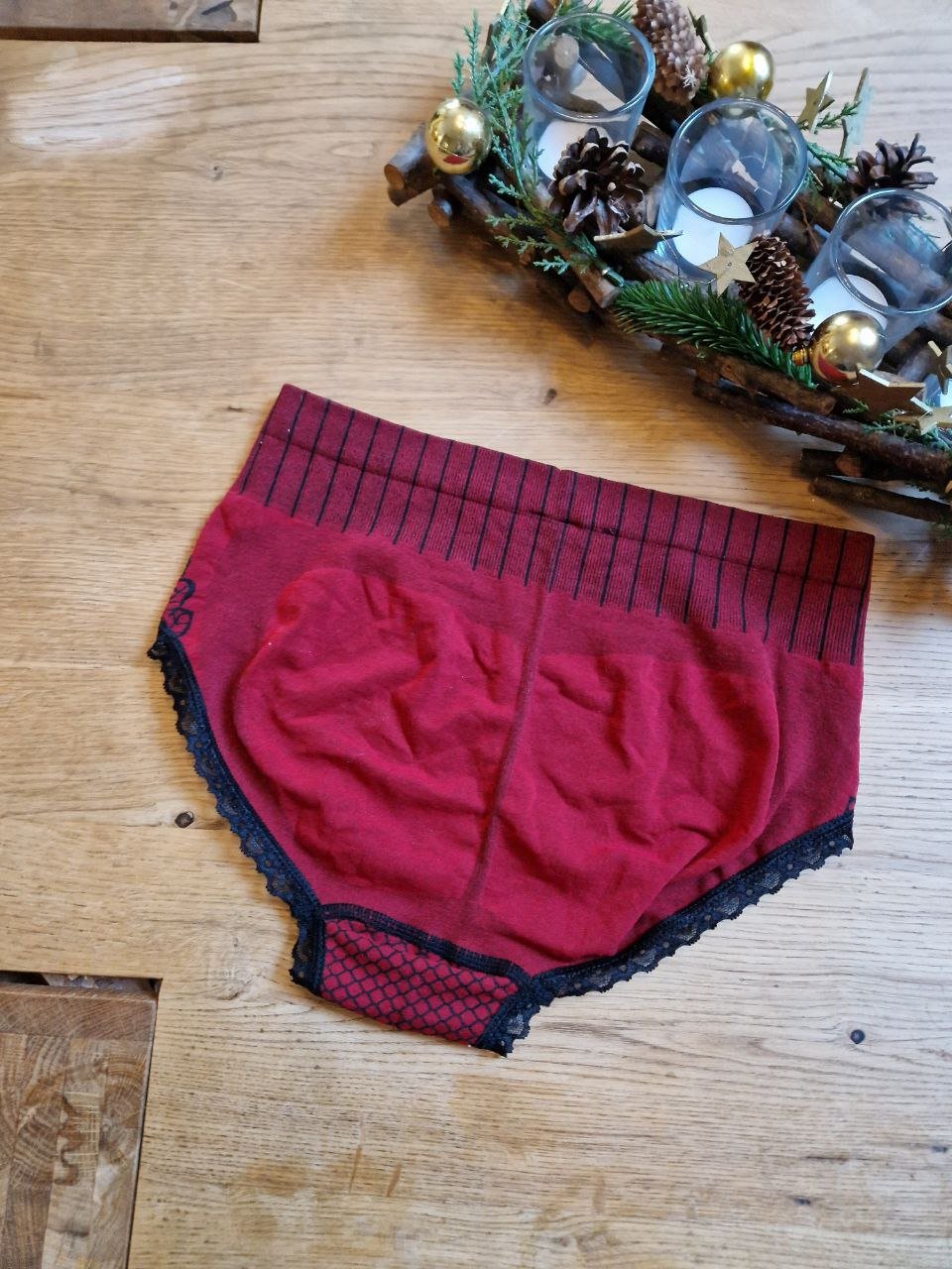 Wunderschönes bequemes rotes Höschen.  Größe L. 
