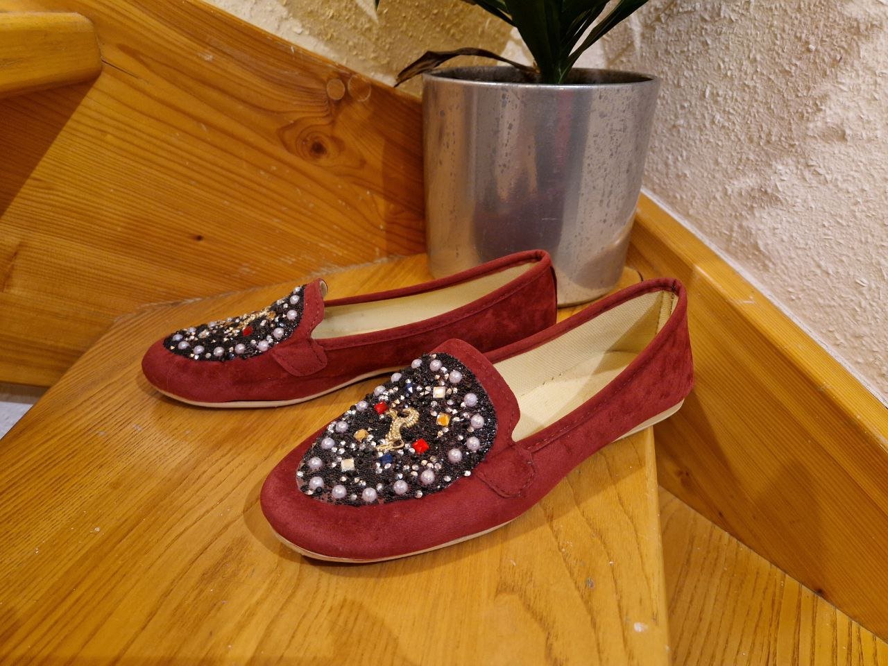 Wunderschöne Schuhe mit Perlen und Strasssteinen.  Größe 39. 