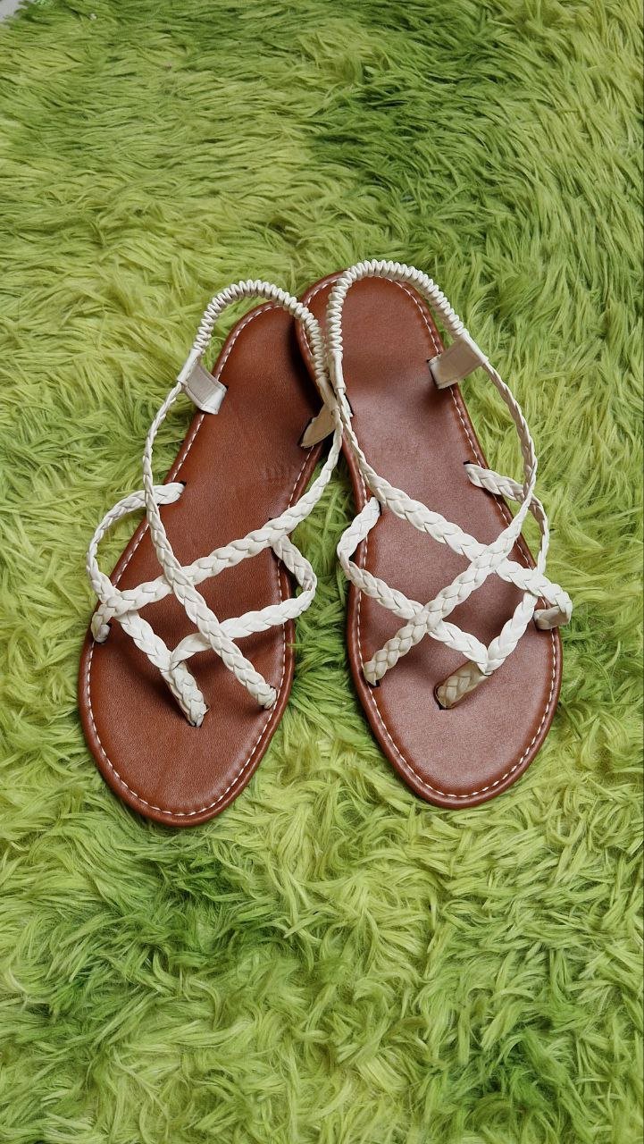 Leichte weiße römische Sandalen, Flip-Flops. Größe 40.