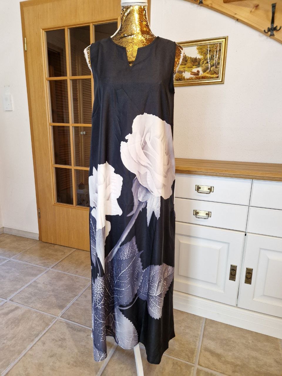 NEU.  Schönes Sommerkleid.  Größe M-L. 