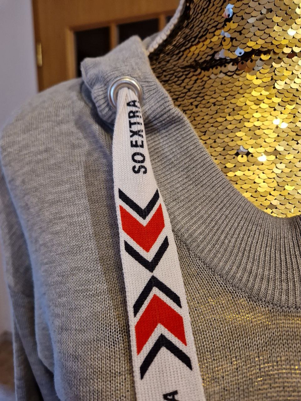 Wie neu. Divided. Schöner kurzer Pullover, Kapuzenpullover. 
