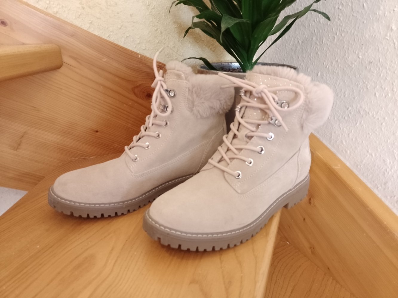 Neu. Schöne warme Stiefelette . Wildleder. Deichmann Größe 39.